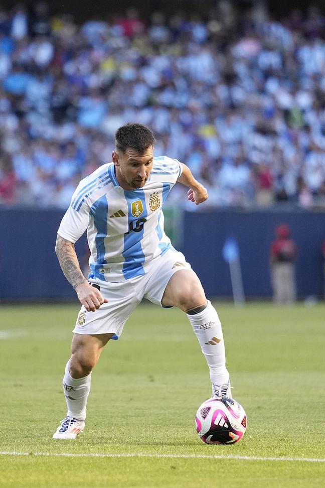 快船险胜三阵活塞，哈登20中4，7次被盖帽，5次失误，2次24秒，多次不防守