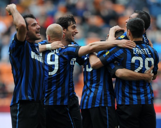 球员冲进场内袭击裁判头部，联赛通报禁赛5年